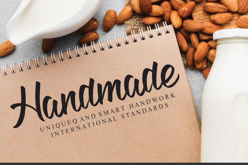 Moon Flower Script Font 1