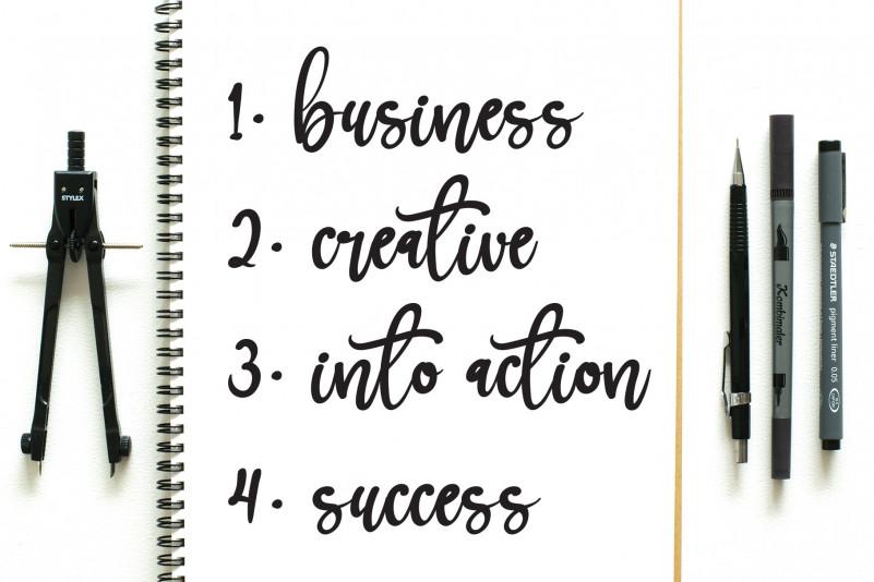 Poppy Flower Script Font 3