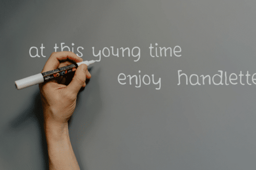 Kingdom Storia Display Font 4