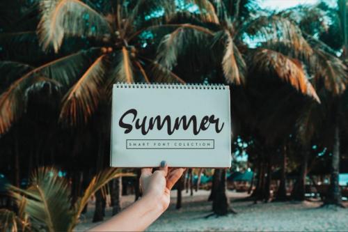 Narcissus Flower Brush Font 3