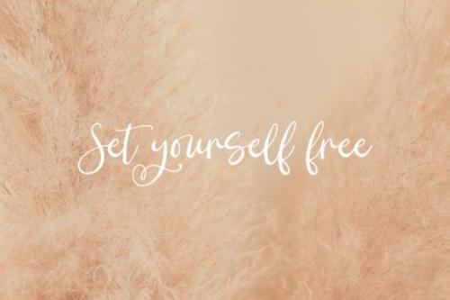 Fancy Darling Calligraphy Font 8
