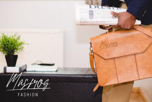 Hollywise Signature Script Font 5