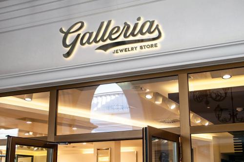 Golden Hills Script Font