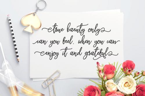 Monalisa Luxurious Script Font
