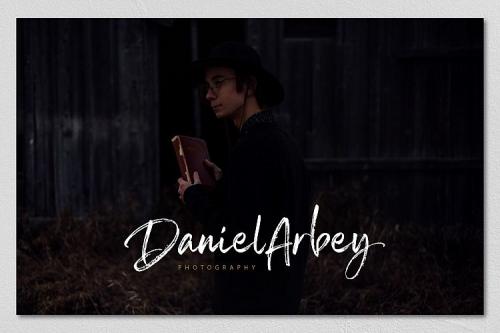 Sail Royals Brush Font