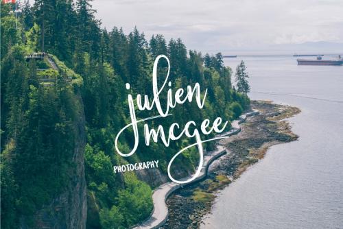 Smaragdines Script Font