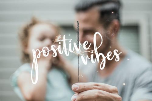Smaragdines Script Font